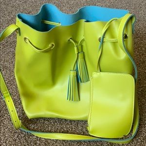 Crossbody bag bucket style by Steve Madden